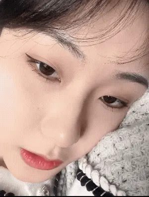 【极致禁忌】河南清纯女教师黑夹克教室黑板前乖乖记笔记 酒店白床被粗暴后入桃臀狂晃 配图5