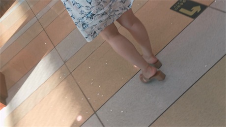 爆推【大学生图书馆抄底】校园真实撩裙手动，硬核舌技如头埋裙底，饱满粉嫩阴户等你一 配图12