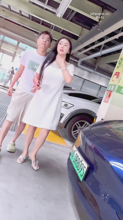 【KFC】大神尾随偷拍长裙少妇和男友逛街·粉色半透内露出大量黑森林够骚 配图5