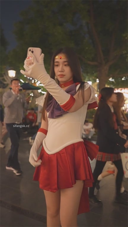 推荐【抄底美少女战士Coser】极品大长腿，裙子这么短不就是让人看吗，腿玩年，好 配图4