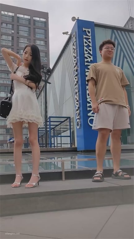 ❣️爆款推荐❣️【商场偷窥】极品邻家小骚妹，淑女装下春光无限，透气内裤散发的诱人骚味，龟男在旁硬着也要狂拍5V！ - 老宋论坛-老宋论坛
