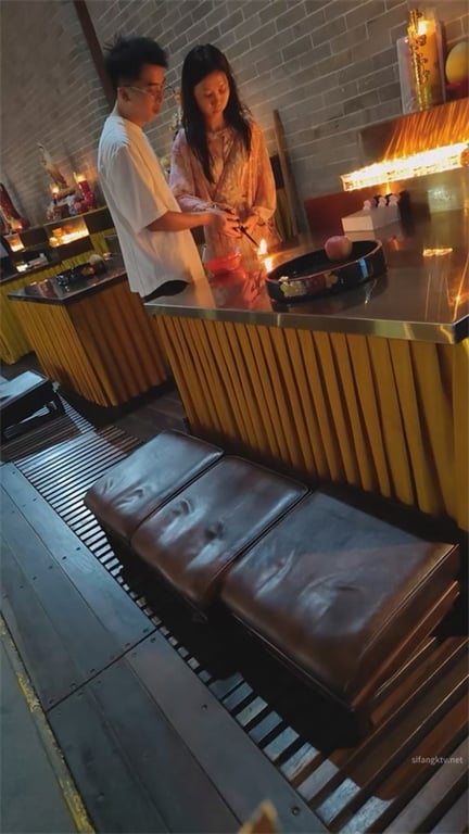 推荐【商场抄底】包臀裙脏内裤，味足，都是颜值靓女，龟男牵着逛街，狼友们欣赏骚逼内 配图17