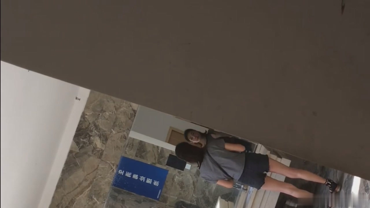 酒店大堂女厕偷拍现场！多位高颜值时尚美女娇羞嘘嘘全过程，超清无水印原版 配图7