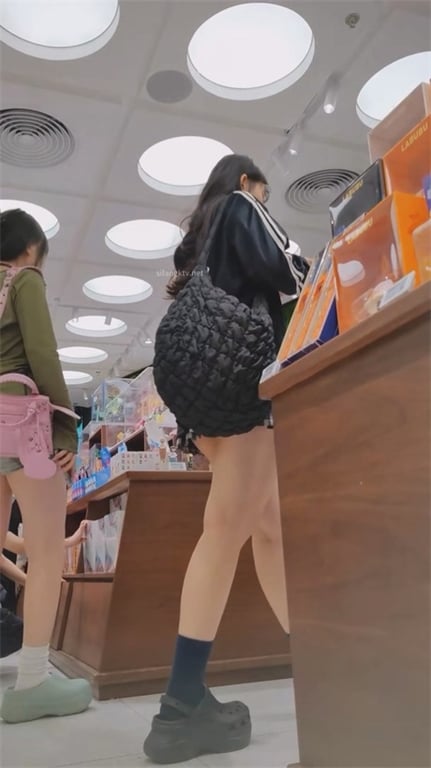 推荐【商场抄底】颜值嫩妹,绿茶脸,腿型还可以,白内够骚,屁股麻点有点多,白给都不 配图6