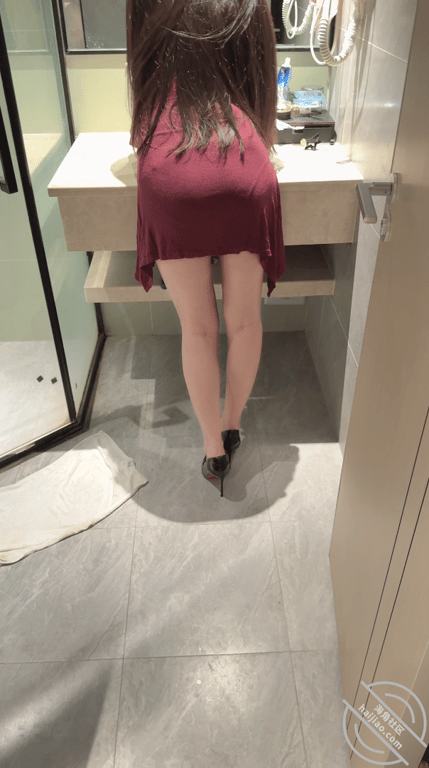 趁着老公出门去买菜,我被他的兄弟按在卫生间里爆操! 配图2