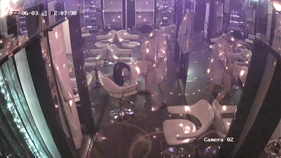 韩国江南道按摩店监控大流出！炮房无人问津，过道椅子上直接开干，多数人不到1分钟就 配图2