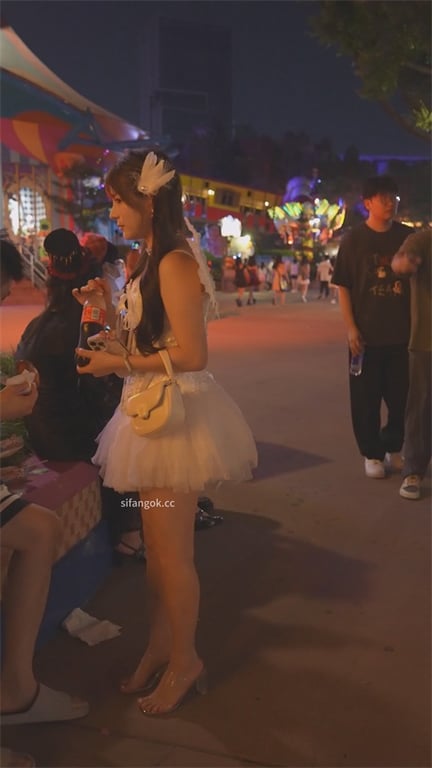爆推【游乐场抄底】绝色COS天使街头狂飙！大长腿透明骚内裤湿透，等下开房被龟男操 配图3