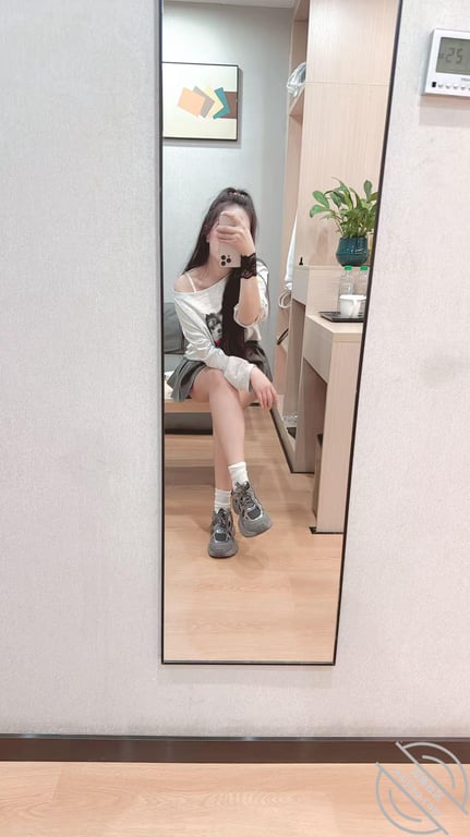 背着老公和情人去酒店甜蜜约会,做爱时自己拍自己感觉好羞耻啊! 配图2