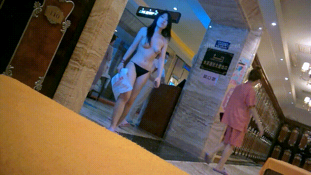 温泉洗浴女士间内部真实偷拍，环肥燕瘦各种小姐姐裸身，高颜值小少妇生完孩子奶子都下 配图7