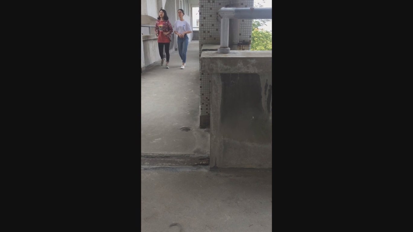 厕拍大神潜入湖南某师范学院教学楼女厕偷拍学妹尿尿高清无水印版 配图19