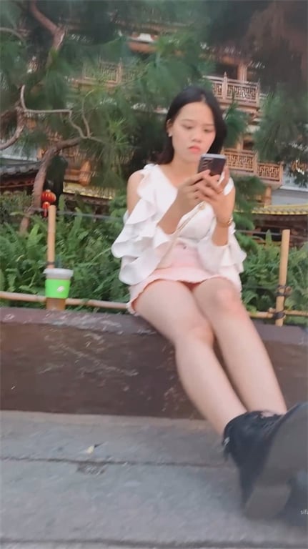 爆款推荐【步行街抄底】极品骚少妇超短裙丁字裤走光，炎炎夏日给美臀透透气，玉足特写 配图3