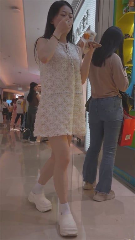 极致诱惑【步行街寻宝】绝美气质妹泡泡裙下，饱满翘臀与粉嫩前穴，忍不住想埋脸狂吸猛 配图8