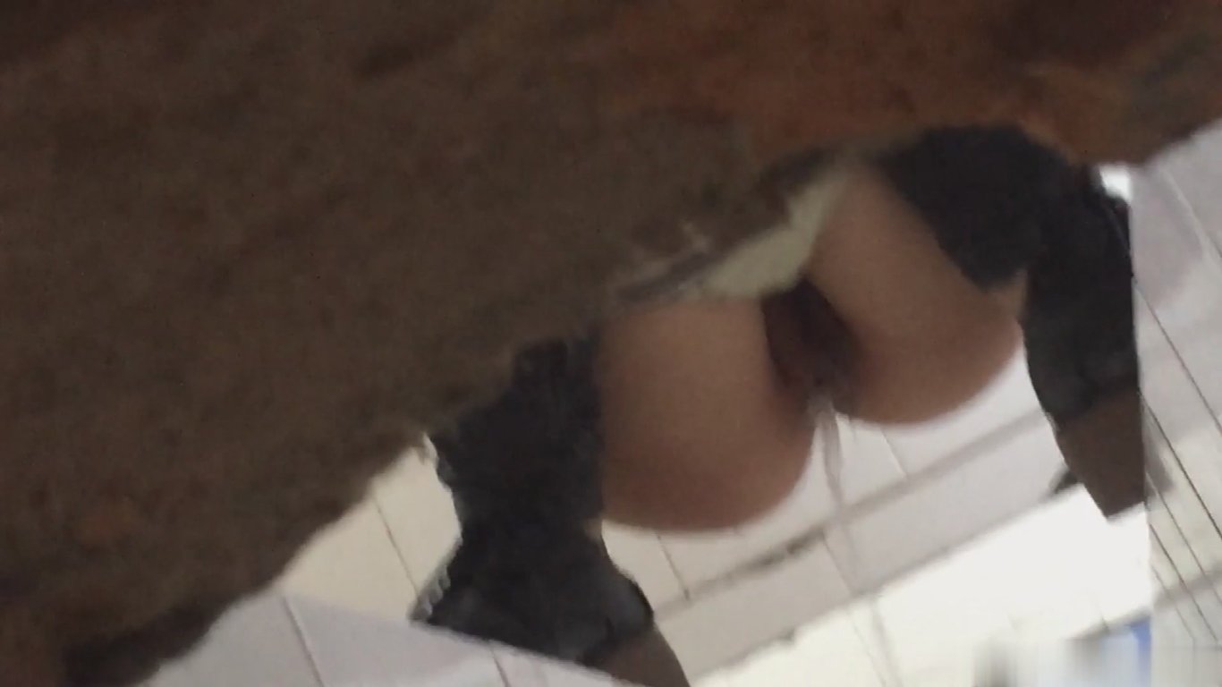 厕拍大神潜入湖南某师范学院教学楼女厕偷拍学妹尿尿高清无水印版 配图11