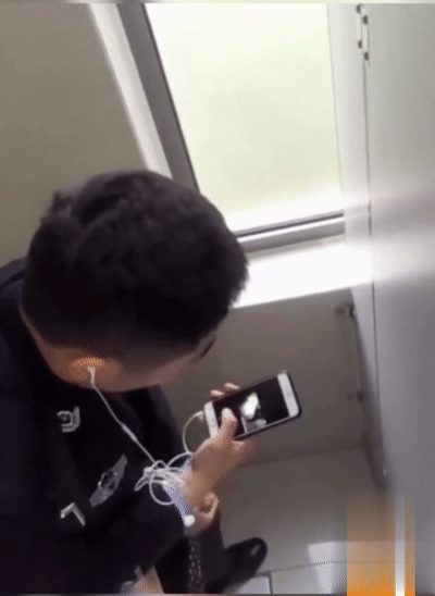 超稀有大瓜警察在厕所打飞机，一边看片一边撸，看来是憋坏了啊，也不敢找小姐！ 配图3