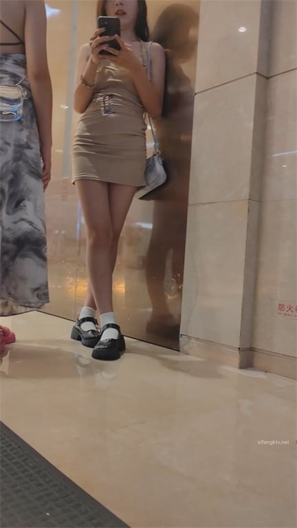极致诱惑【商场偷拍】顶级靓女大长腿玉足高清特写，个性内裤撩人欲火，硬到爆7V 配图5