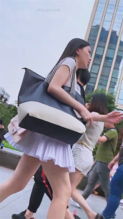 爆推【街头极致抄底】绝色少妇长发飘飘高跟美腿摇曳，短裙下粉嫩诱惑，老哥一路尾随猛 配图10