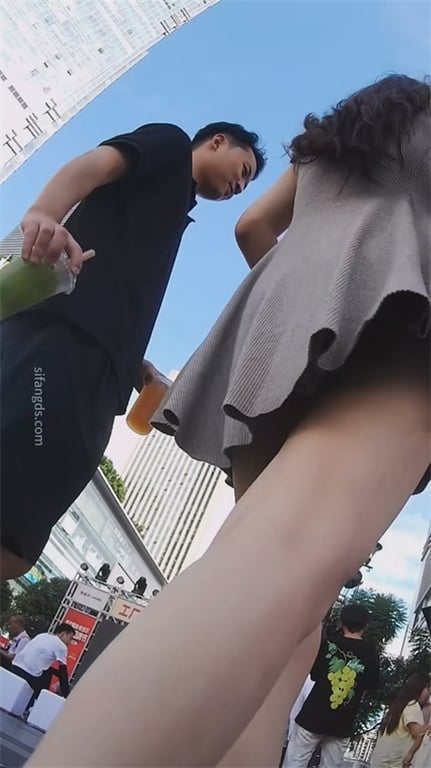 爆款推荐【街头极致抄底】极品少妇携龟奴公开调情，饱满骚穴白内超诱人，玉足高清特写 配图12