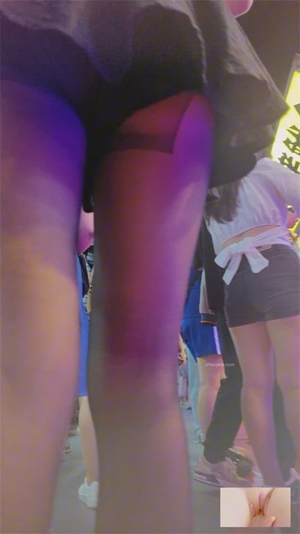推荐【步行街抄底】颜值嫩妹,短裙黑丝够骚,玉足特写,直接怼着屁股抄底1V愃 配图6