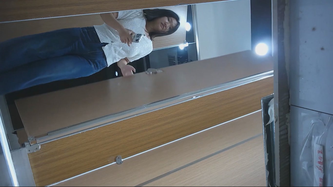 七月极致偷拍福利！大神潜入高校女厕偷录学妹与女老师尿尿现场，黄包包性感蜜桃臀超清 配图13