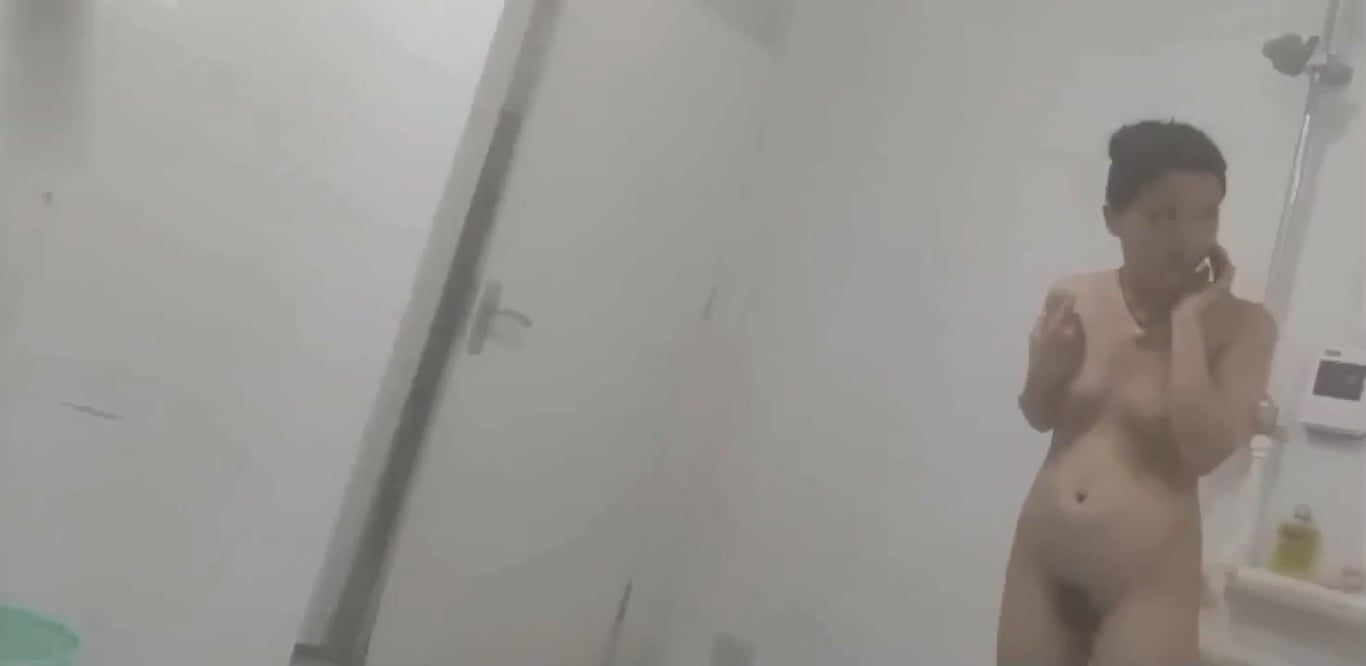 坑闺蜜系列学妹打开直播软件潜入高校浴室偷拍同学洗澡让观众打赏 配图7