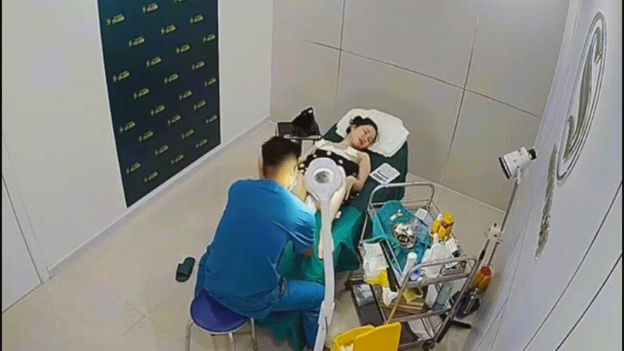 黑客破解整形医院监控摄像头偷拍白肤美少妇做阴唇和乳房两个整形项目无水印原版 配图2
