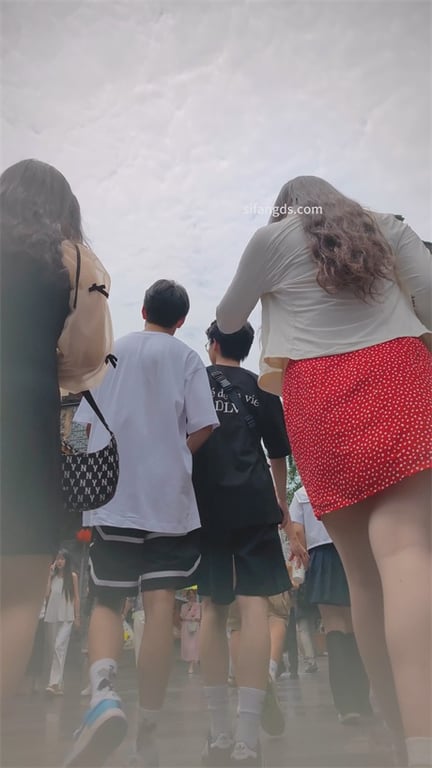 爆推【步行街极品】绝美嫩妹吊带红裙小皮鞋，白内裤骚到骨子里，甜笑勾人想娶回家1V 配图5