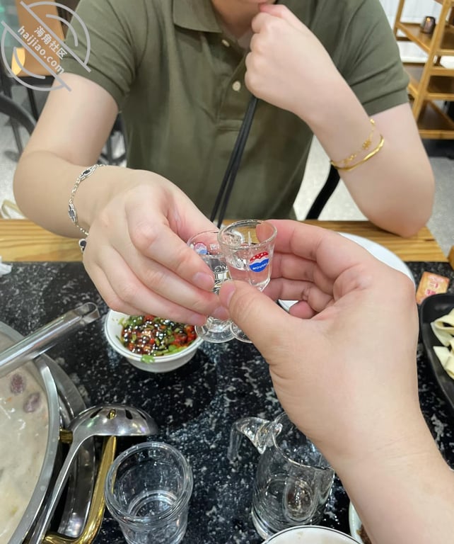 把妈妈灌醉了，扛回房间，就是一顿强奸，把老妈操的要死要活的，25分钟超值-老宋论坛
