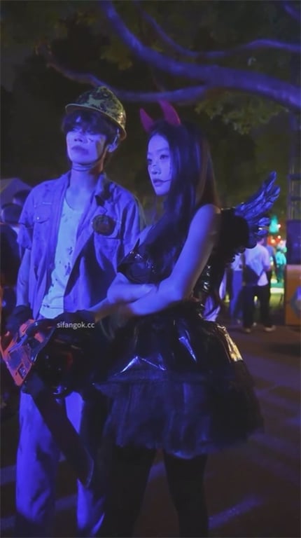 爆款推荐【游乐场抄底】连衣裙少妇神似任素汐，白内裤骚到爆！黑丝Coser白嫩蜜桃 配图9