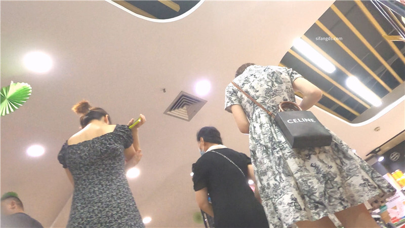花裙少妇超市弯腰撅臀诱惑，CD黄N紧裹翘臀引爆死亡凝视！ 配图8
