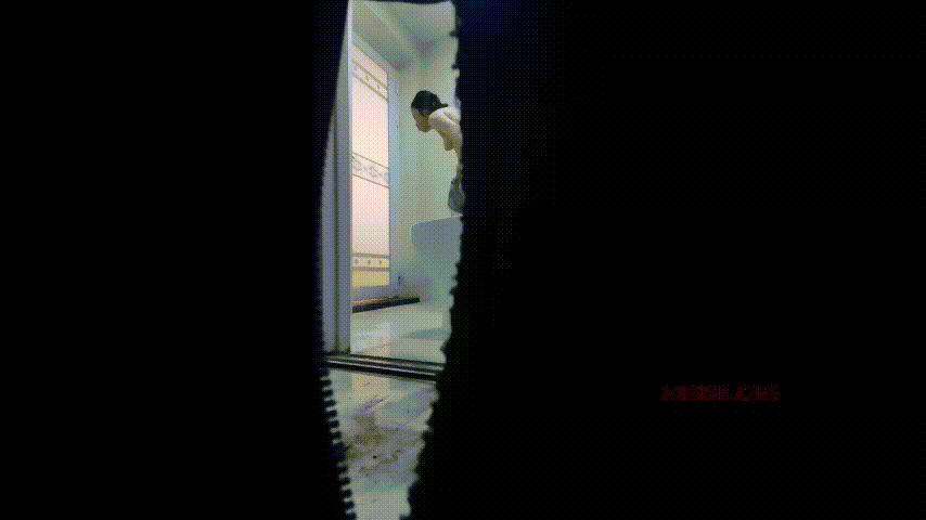 ⁸¹ 浴室偷拍朋友的小女朋友洗澡 平时看着她在身边就心痒 这次趁她洗澡偷拍她的裸 配图2