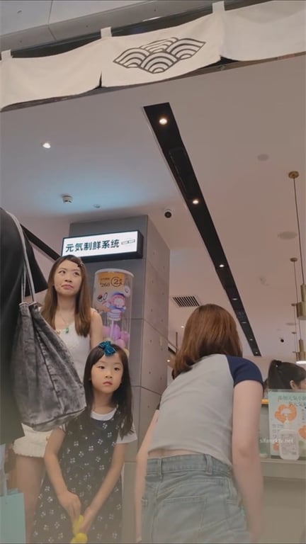 爆款推荐【商场抄底】极品少妇短裙白内美长腿，姨妈期却骚浪难耐，龟男只能眼巴巴看着 配图14