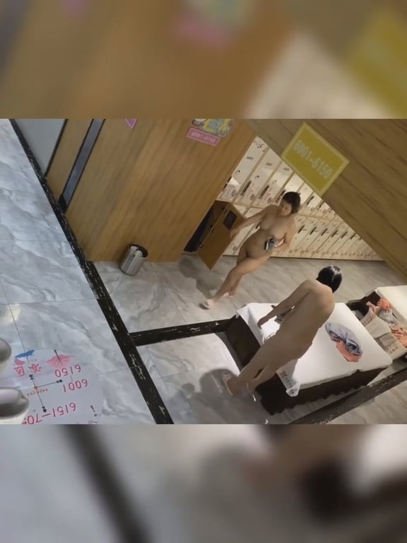 国内某洗浴会所内部员工暗藏通风口偷拍更衣室浴客更衣裸体身材不错的带娃宝妈无水印原 配图4