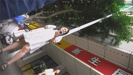 ❣️爆款推荐❣️【路边偷窥】街头低头玩手机的极品少妇，保守小内裤勒出饱满湿润蜜穴，性感玉足超清近距离特写1V-老宋论坛