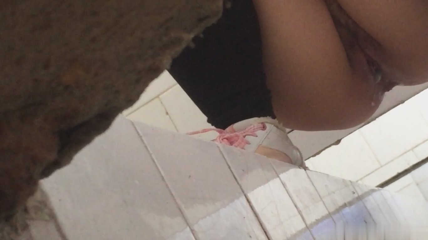 厕拍大神潜入湖南某师范学院教学楼女厕偷拍学妹尿尿高清无水印版 配图4