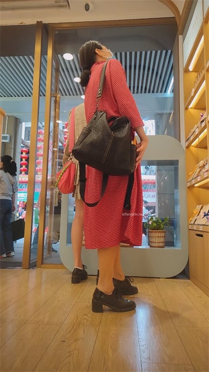推荐【步行街抄底】跟了好久一对母女，女儿玉足特写，腿长人靓，内裤太骚想猛吸几口1 配图6