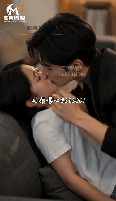 【AI短剧】《时代疯峻：顶流三小只的禁忌偏爱》EP1-2集，女大学生入职顶流男团 配图5