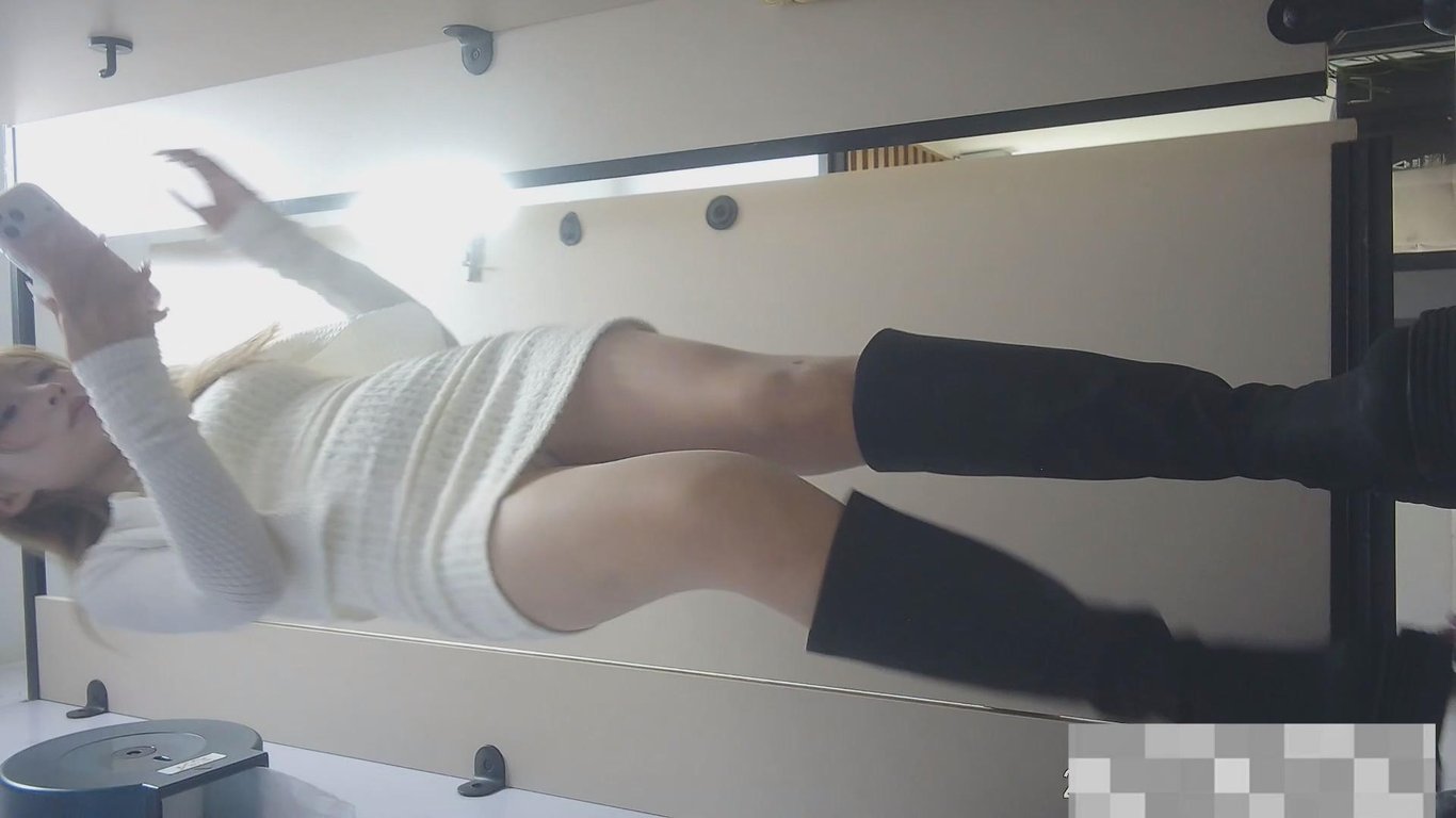 私房八月新流出售价160元【主播厕拍】最高颜值美女主播被拍多次长靴丝袜非常性感诱 配图7