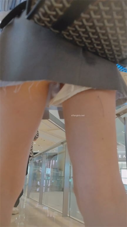 爆推【商场偷拍福利】热裤小太妹抽烟超拽，紧翘美臀饱满蜜穴，众目睽睽下大胆贴身抄底 配图10