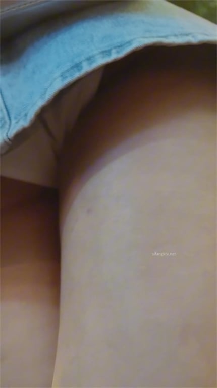 推荐【商场抄底】精品少妇,白内够骚,一身白色看着有气质,天气热透明内裤散散味1V 配图13