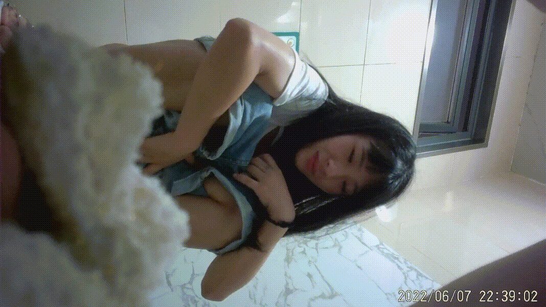 厕拍大神潜入高校女厕全景偷拍学妹尿尿有几个颜值不错的美女高清无水印原版（12V) 配图9