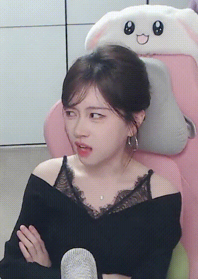 【AI脱衣】继续快手抖音小红书网红明星及红人用力扇大奶子！ 配图2