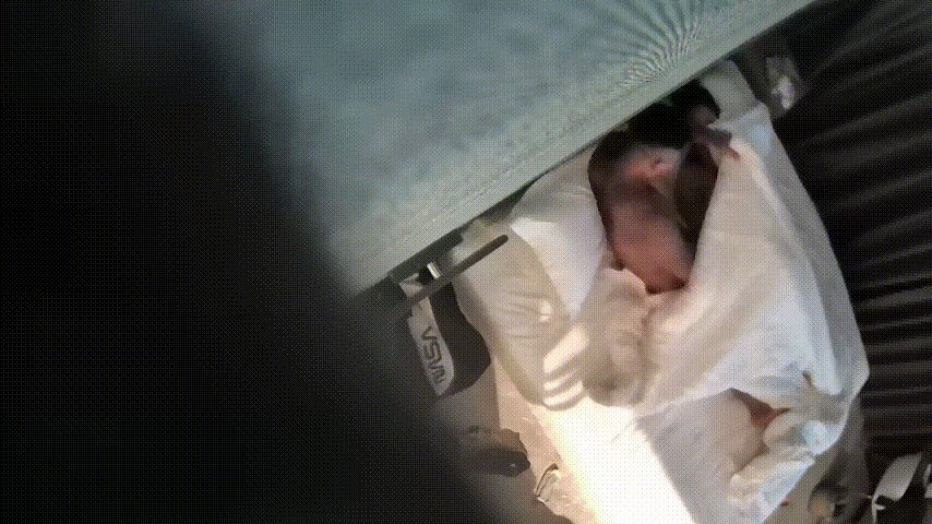 酒店偷拍 男人带清涩嫩妹开房 嫩妹对胸看得比逼还严 可以操但不能看奶子 男人想打 配图9