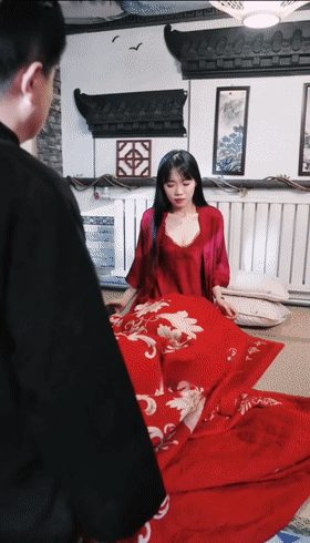 【AI脱衣】魔改短剧《破咒师》第9集 我躲在苏青姐被窝里  当着她镇长爹面前舔逼 配图5