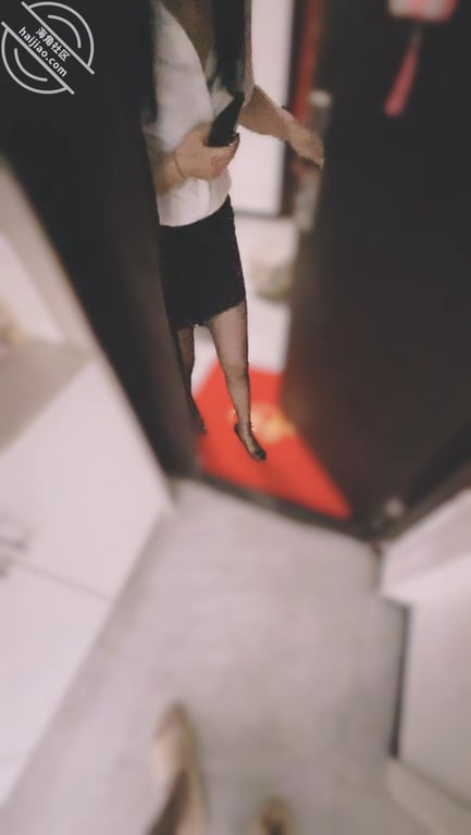 （我嫂子）上演制服诱惑黑丝足交挑逗，撅起翘臀骑乘榨精-老宋论坛