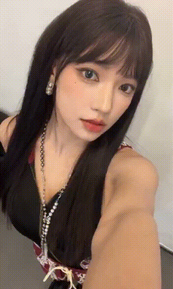 【AI脱衣】继续快手抖音小红书网红明星及红人用力扇大奶子！ 配图5