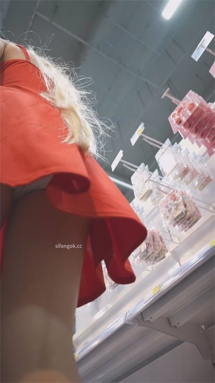 推荐【展会抄底】颜值嫩妹,好身材大长腿,白内还行,好长的逼毛,内裤都盖不住,这性 配图4