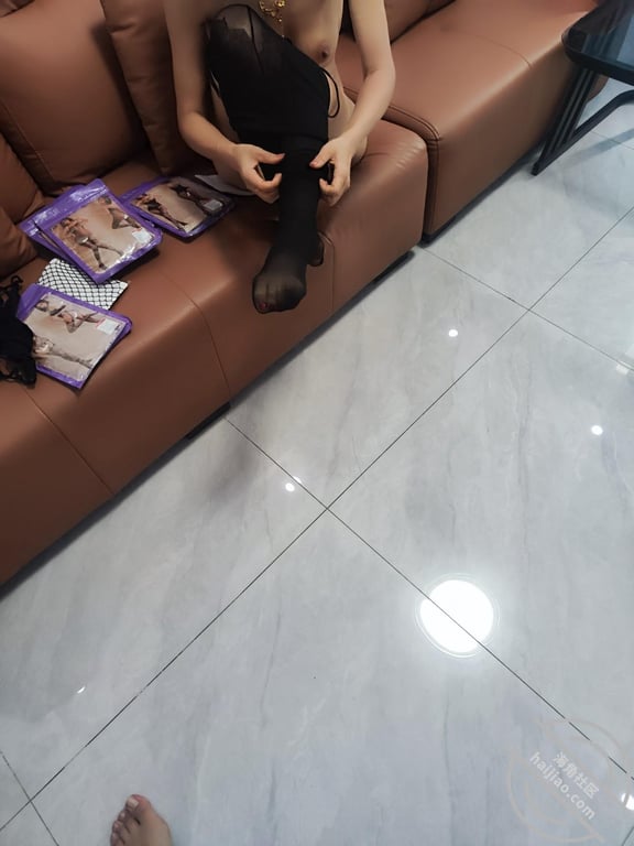 海角原创（40）给嫂子准备了很多情趣内衣，嫂子选了连体黑丝，果然穿啥啥骚 - 老宋论坛-老宋论坛