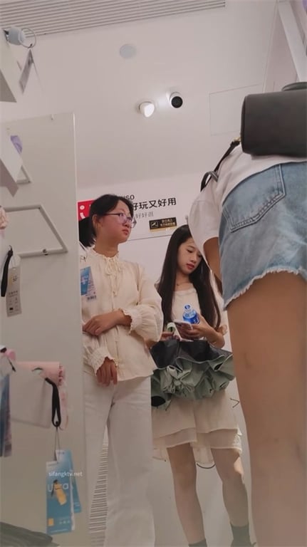 爆款推荐【商场极致偷窥】清纯高颜值美女齐逼短裙，碎花内裤湿润尿渍明显，浓烈骚味扑 配图15