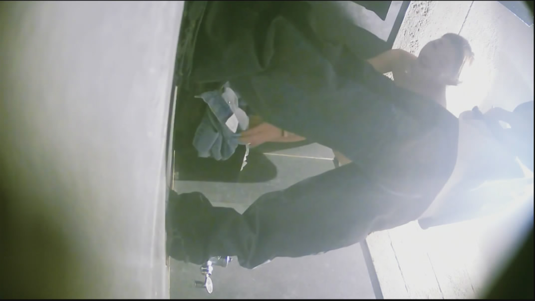 一月最新爆料！夜总会女厕偷拍踩屎鞋小骚妹尿完刚开门就被猛男推进厕所按墙后入狂干打 配图7