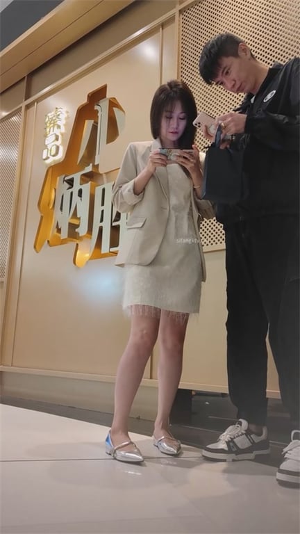 爆款推荐【商场偷窥】极品邻家小骚妹，淑女装下春光无限，透气内裤散发的诱人骚味，龟 配图7